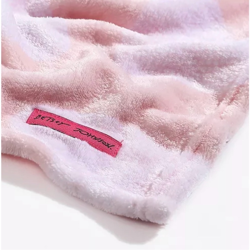 ULTRA SOFT PINK HEART PLUSH FLEECE THROW 50” x 70” - Picture 3 of 5